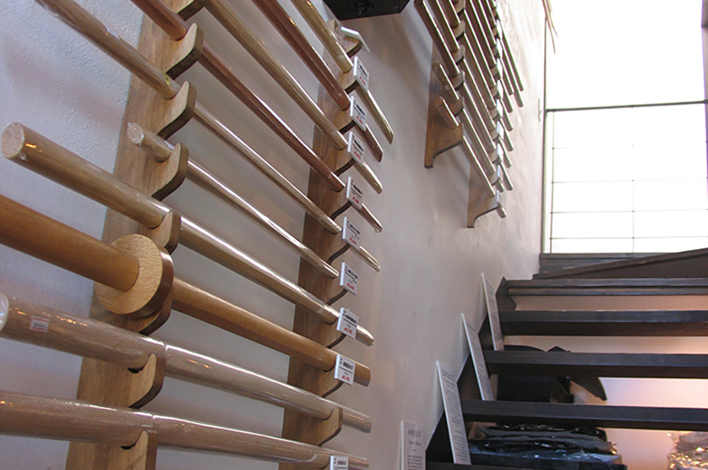 東山堂聖護院店階段木刀の陳列